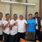 FOTO BERSAMA-Ketua DPRD Demak, H. Zayinul Fata, SE (tengah baju putih) foto bersama Ketua panitia, Sunarto, Sekretaris panitia, M. Abdul Latif dan Panitia, saat acara. (Foto Ist)