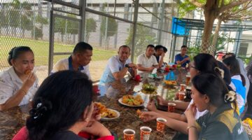Gelar Jumat Sehat, Plt. Kepala Lapas Narkotika Langkat Pimpin Jalan Santai Sekaligus Kontrol Area Brandgang