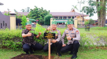 Pakai Tanjak, Irjen Darinto, Kapolda Riau dan Wakapolda Tanam Pohon Gaharu di Mapolda